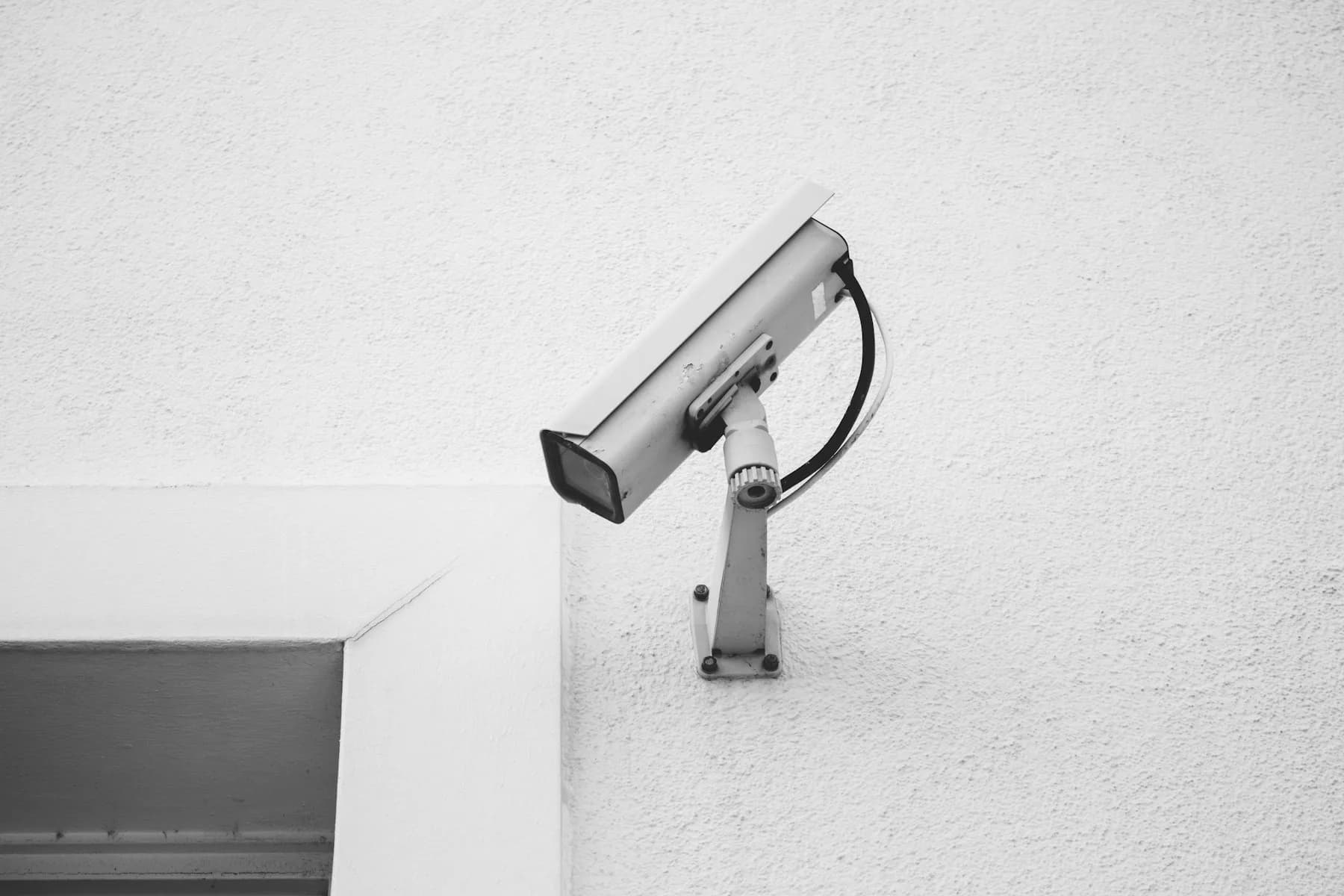 Telecamera di videosorveglianza su una parete